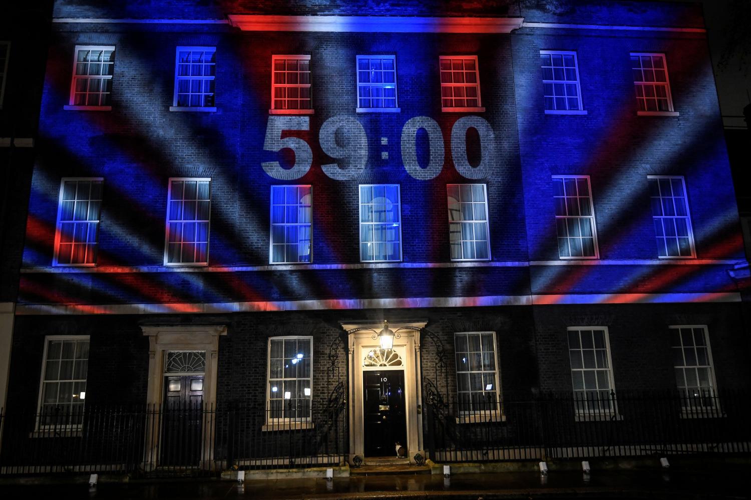 Una cuenta regresiva se proyectó en el número 10 de la calle Downing Street es la residencia oficial del primer ministro del Reino Unido