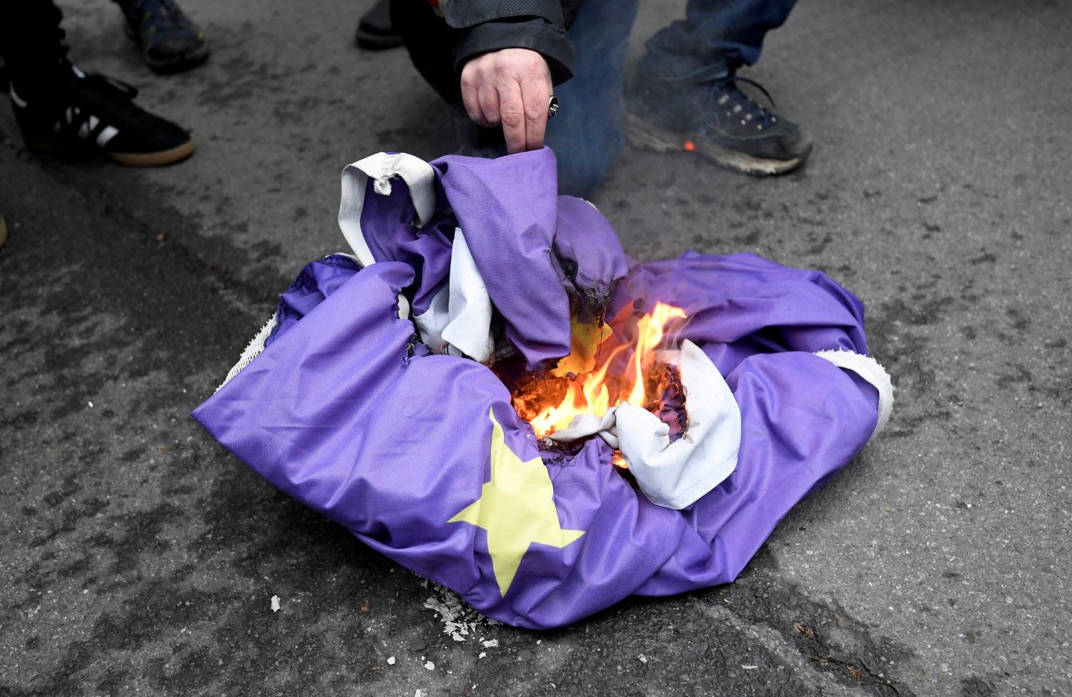 EXTREMOS. Algunas partidarios del Brexit quemaron banderas de la Unión Europea durante la Fiesta del Brexit.