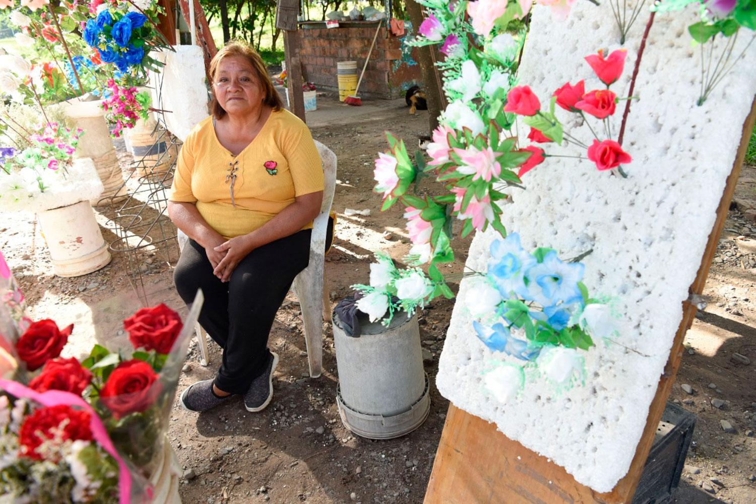 SU REFUGIO. Irmelda trabaja desde hace ocho años en el puesto de flores que está frente al cementerio Jardín del Cielo, de Alderetes.