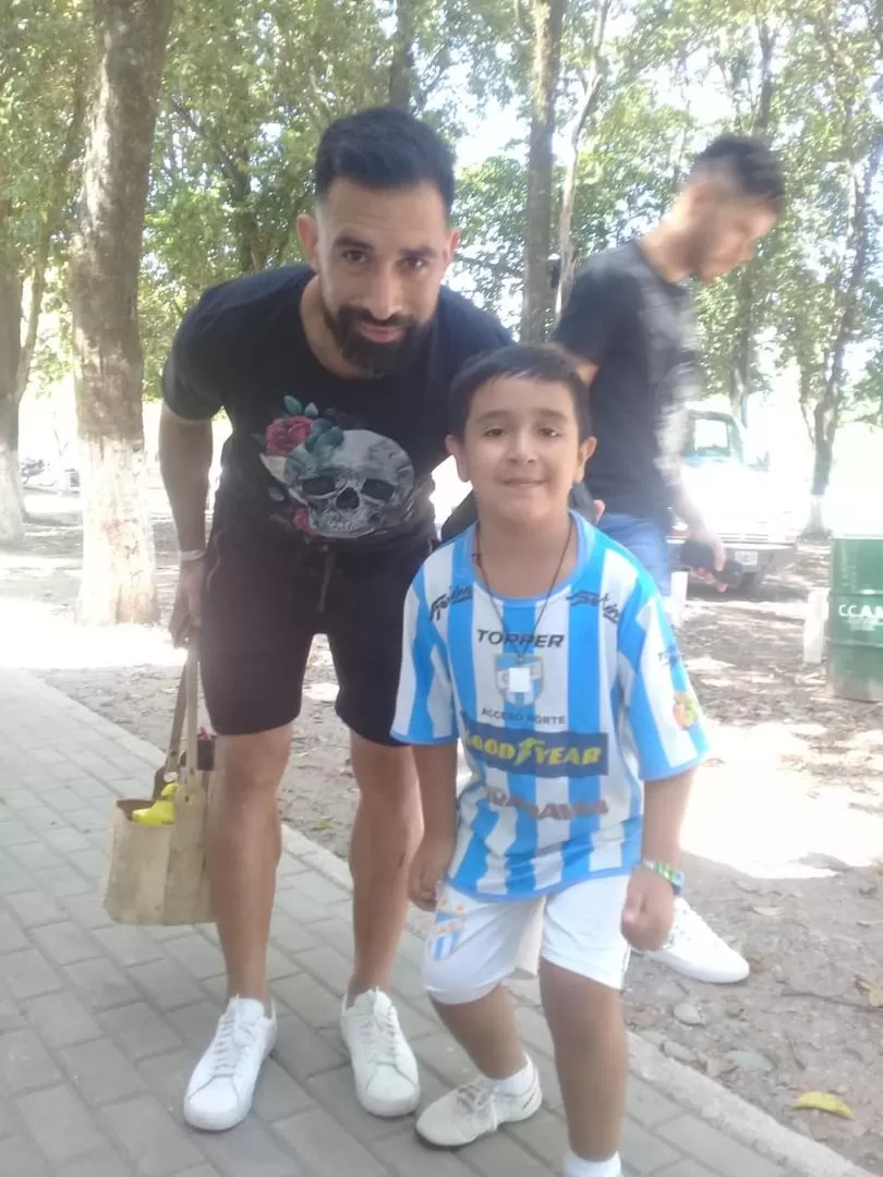 FELIZ. Benjamín Velárdez, de seis años, quería conocer a los jugadores. Ellos, como Ariel Rojas (foto), le cumplieron el sueño. la gaceta