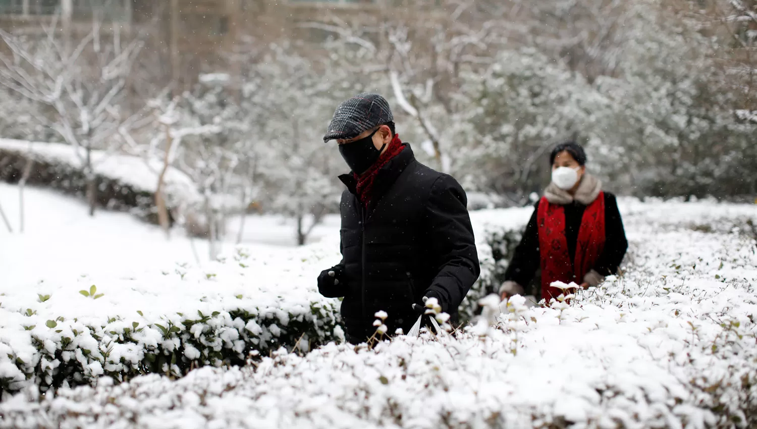 CIUDADO. En Beinjing, capital de China, los habitantes extreman los cuidados preventivos.
