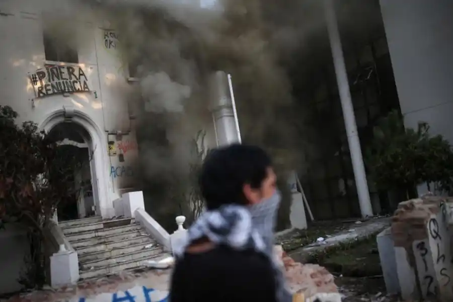 VIOLENCIA. Durante los últimos días de enero se produjeron saqueos a supermercados y los manifestantes también quemaron ómnibus y edificios públicos.