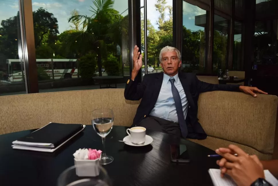 ABOGADO. Mariano Cúneo Libarona, defensor del senador José Alperovich, en un hotel frente al parque 9 de Julio, durante una entrevista con LA GACETA. 