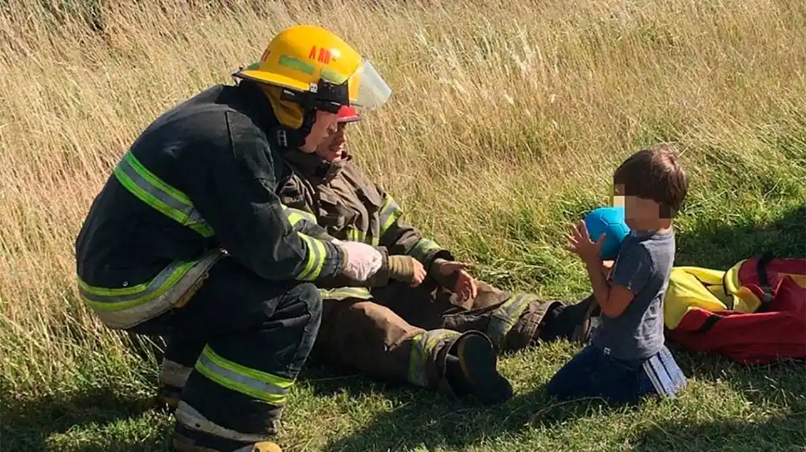 La historia detrás de la foto del bombero que jugó con un niño luego de un violento accidente