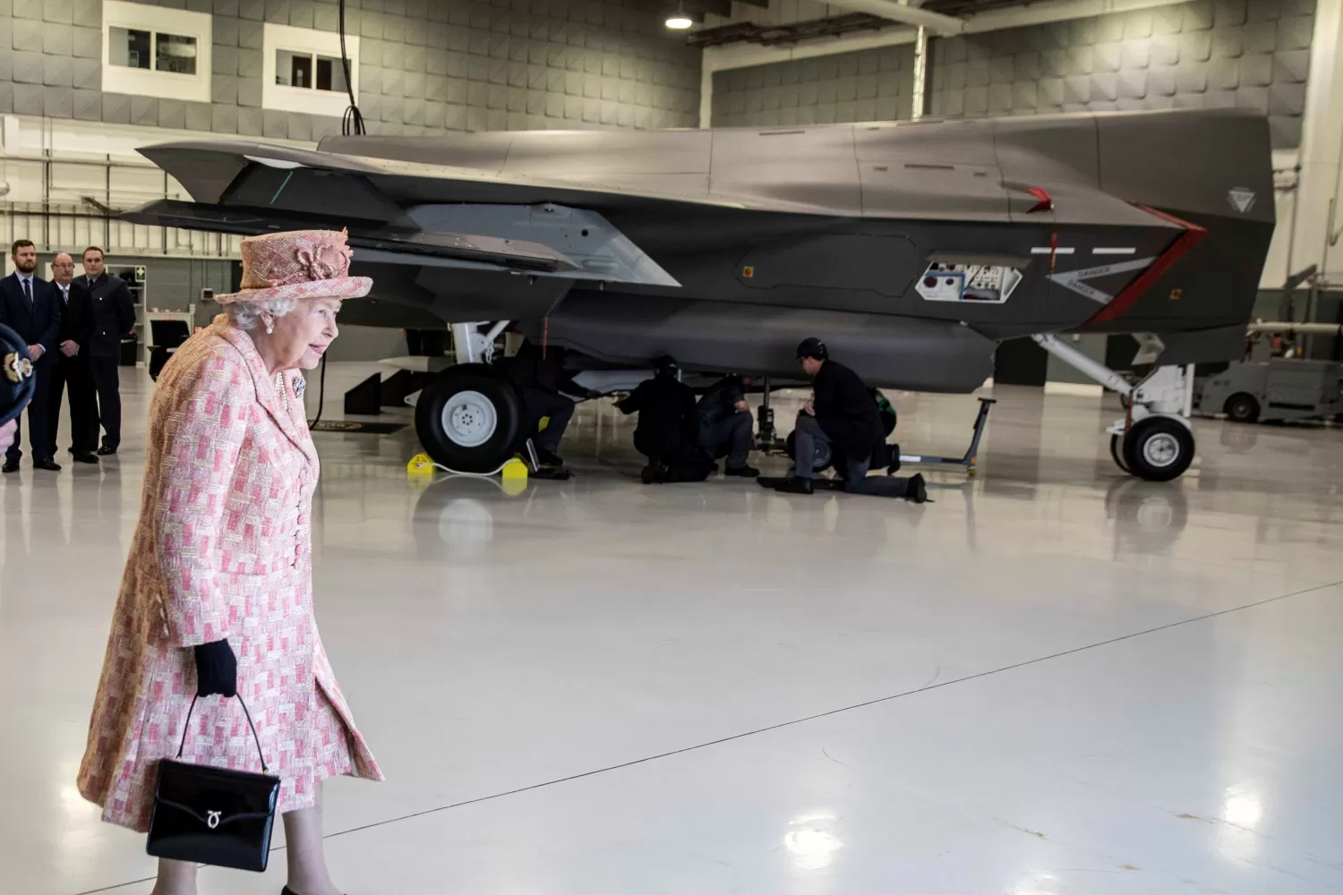 Isabel II recorre el centro de entrenamiento y mantenimiento de la Fuerza Aérea Real.