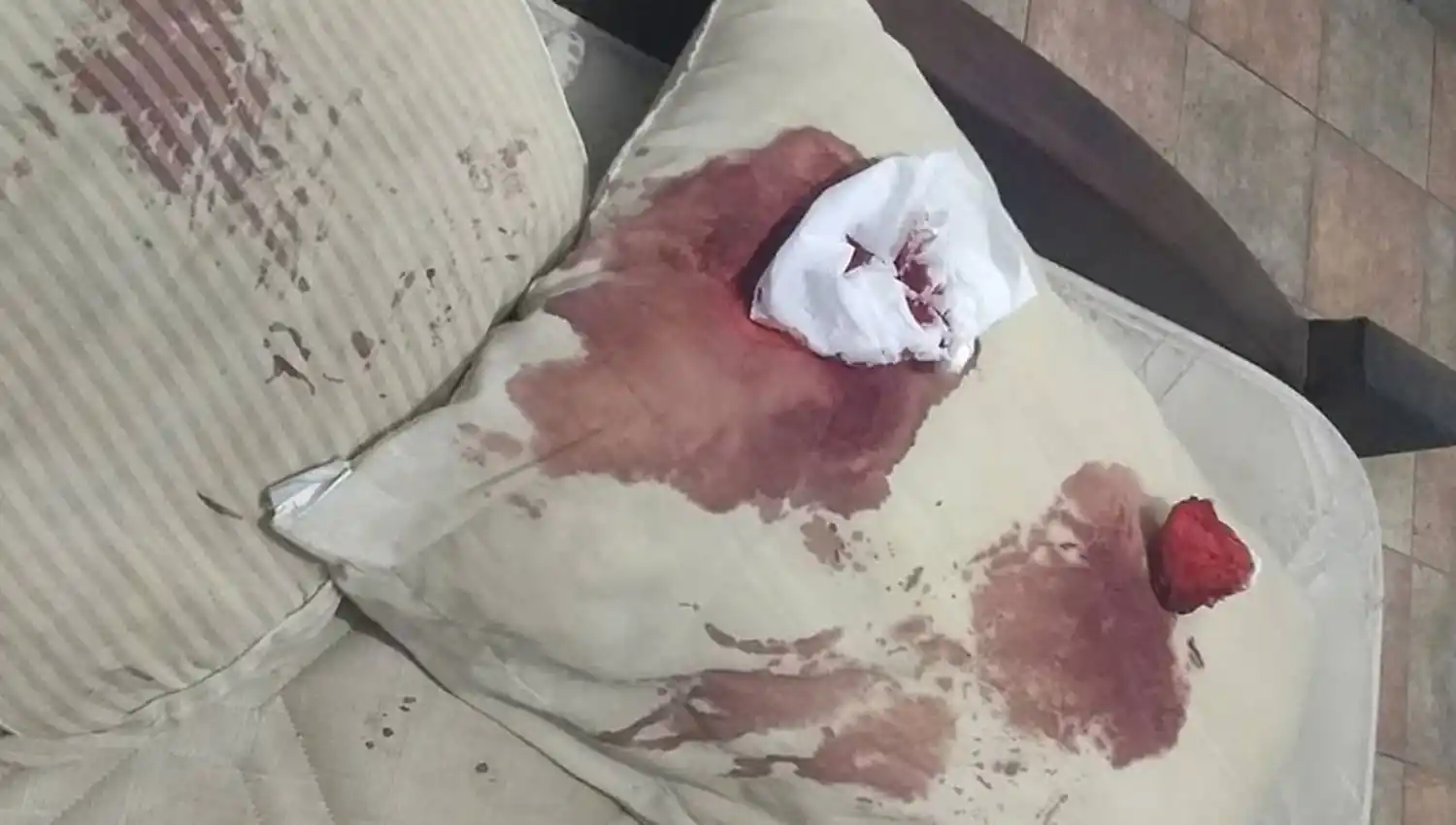 Así quedó una de las camas de la vivienda. 