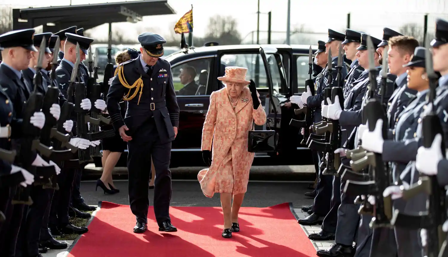 La reina no había aparecido en público desde la salida de Harry y Meghan de la familia real.