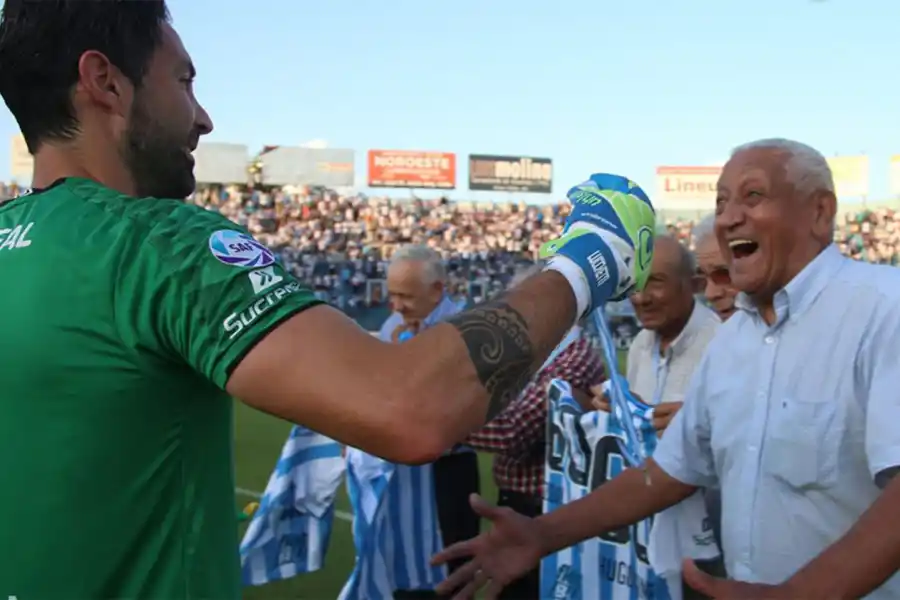 Cristian Lucchetti saludó a los campeones de 1960 en la previa del encuentro del sábado. FOTO TOMADA DE TWITTER.COM/ATOFICIAL