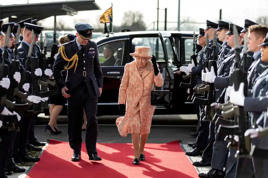 La reina no había aparecido en público desde la salida de Harry y Meghan de la familia real.