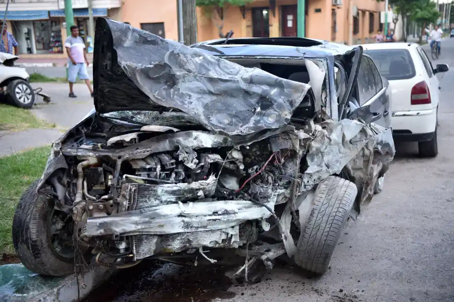 El Volkswagen Bora negro.