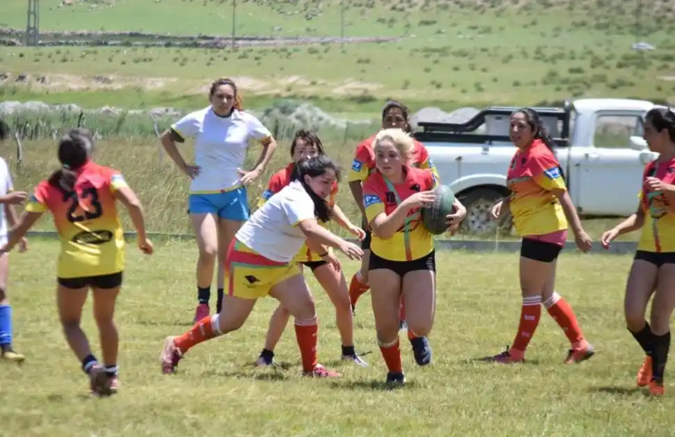 EXHIBICIONES. En la segunda cancha jugaron chicas y chicos de Tafí del Valle RC.