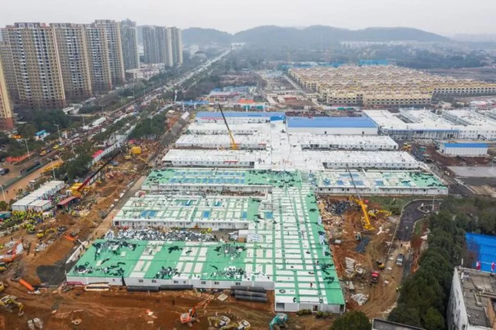 EN 10 DÍAS. La imágen aérea muestra el nuevo hospital, construido en sólo 10 días en Wuhan, para tratar a los pacientes infectados por coronavirus.  Reuters 