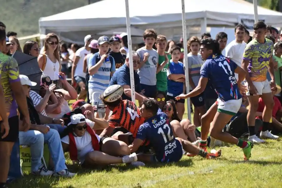 IMPRUDENCIA. El público se ubica a veces demasiado cerca de la cancha y se expone a sufrir golpes.