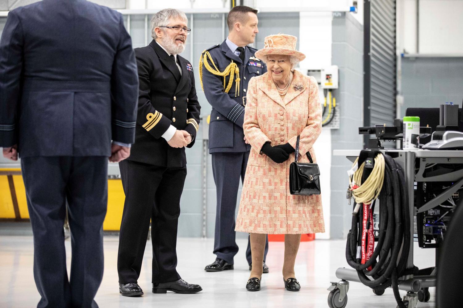 Isabel lució un vestido color durazno y se mostró sonriente durante el recorrido por las instalaciones de la Fuerza Aérea.
