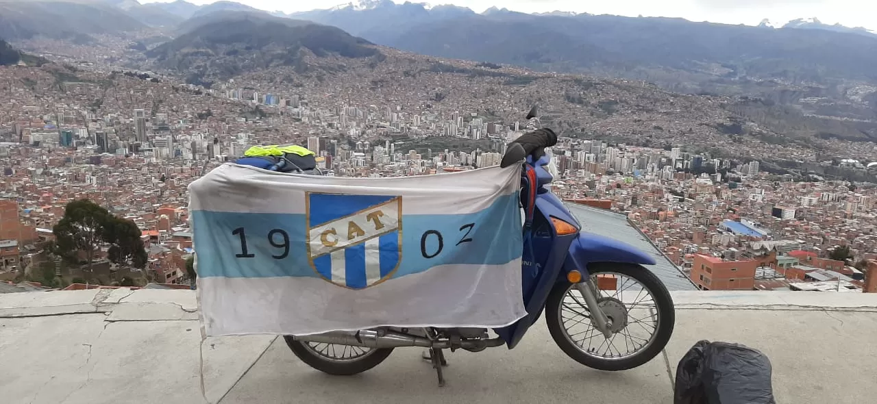 LA MOTO Y LA BANDERA. Los fieles compañeros de Solana y Santiago.