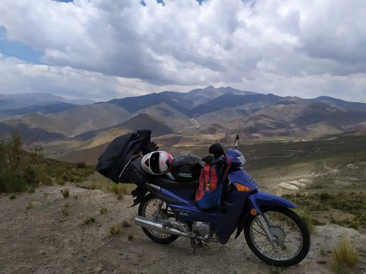 PAISAJE. La Honda Wave se bancó los 1.187 kilómetros. 