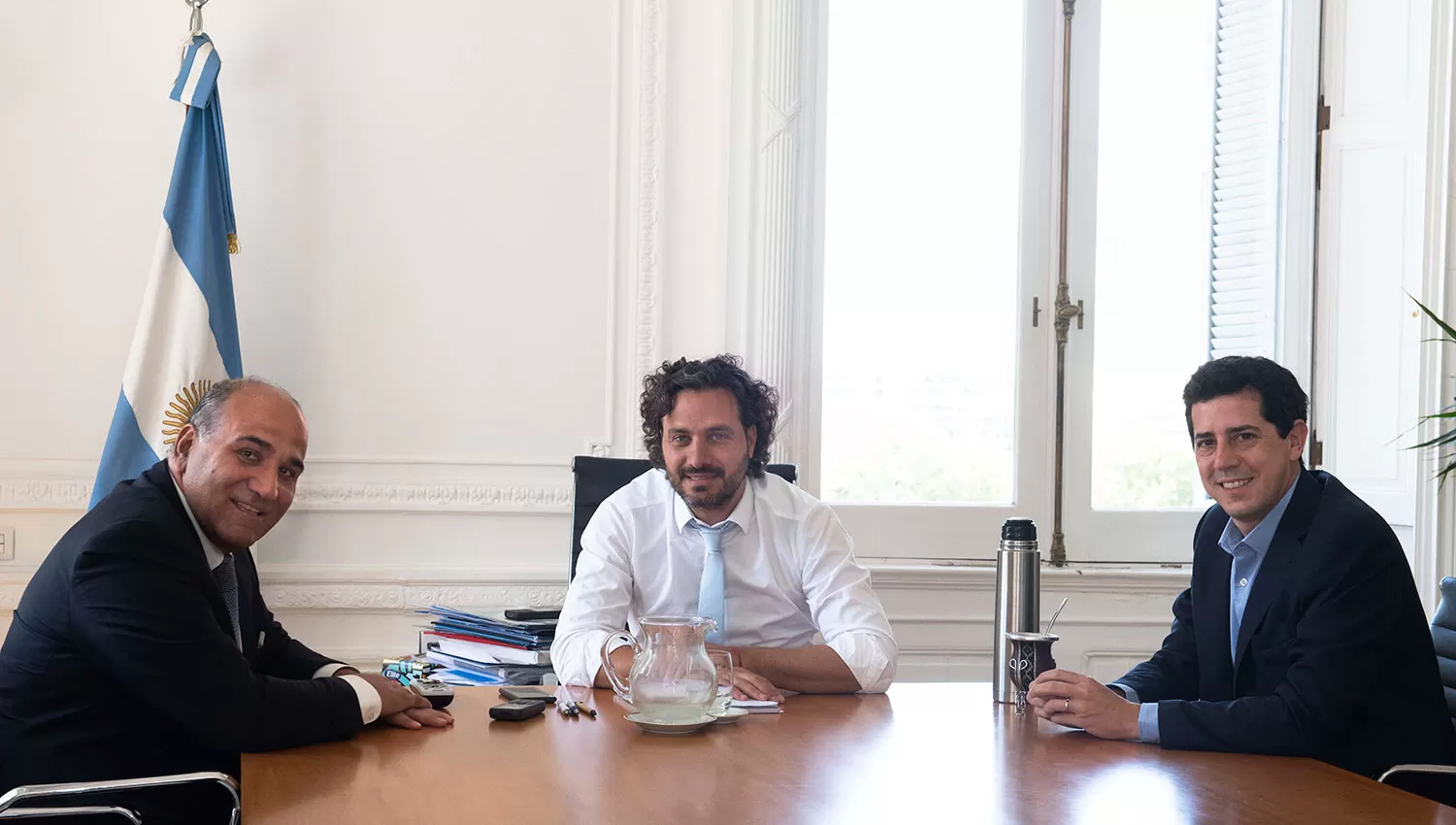 El Jefe de Gabinete de Ministros de la Nación, Santiago Cafiero, junto al Ministro del Interior Eduardo Wado de Pedro y el gobernador Juan Manzur.