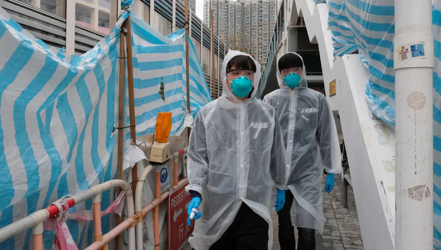 PREVENCIÓN. En la región fronteriza de Tin Shui Wai extreman los cuidados para evitar el avance de la epidemia. 