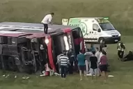 Dos muertos y al menos 13 heridos tras volcar un micro doble piso