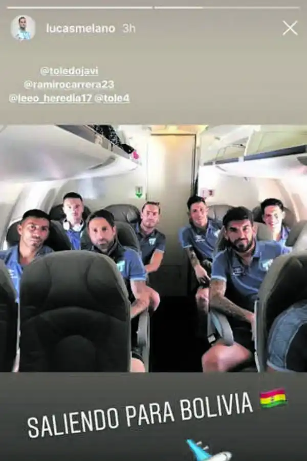 FOTO CON EL “BEBÉ”. Acosta posa antes de partir con algunos de los fanáticos. LA GACETA / FOTO DE FRANCO VERA 