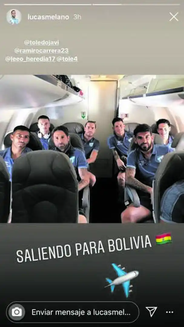 FOTO CON EL “BEBÉ”. Acosta posa antes de partir con algunos de los fanáticos. LA GACETA / FOTO DE FRANCO VERA 