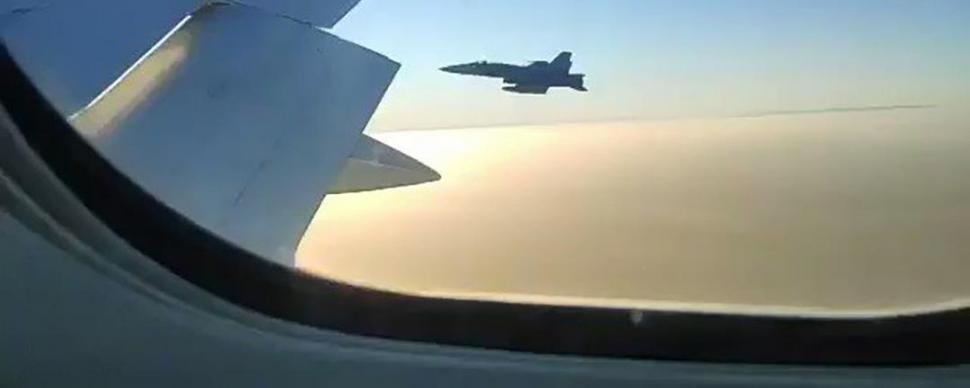 EN APOYO. Un avión F-18 de la Fuerza Aérea española escoltó al avión. reuters