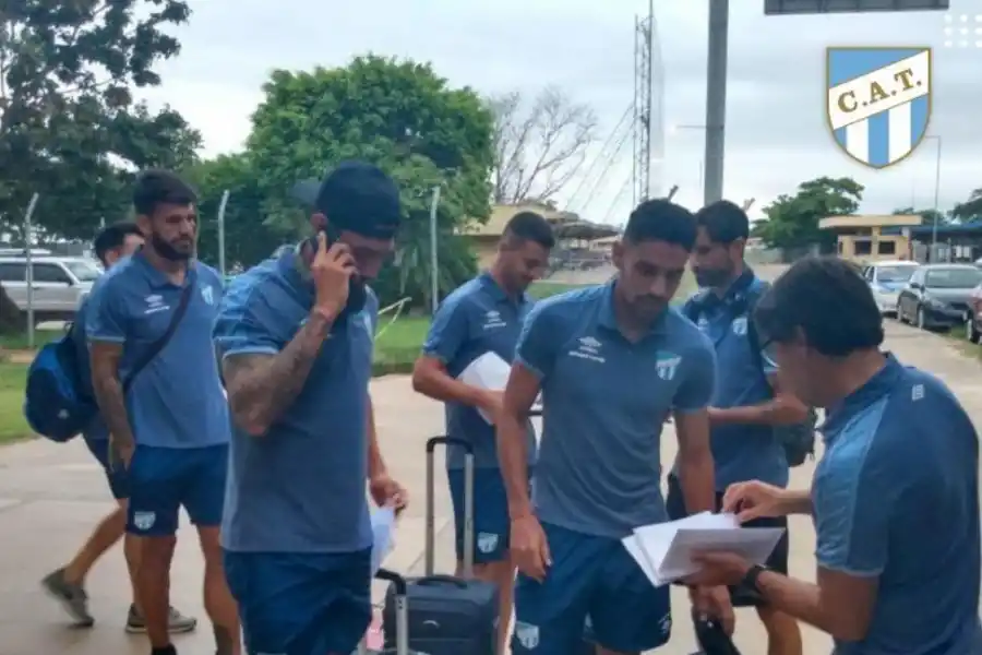 RECIÉN LLEGADOS. Toledo, Cabral (con el teléfono), Carrera, Ortiz y Lucchetti, reciben las llaves de sus habitaciones del hotel en el aeropuerto de Santa Cruz. PRENSA CAT