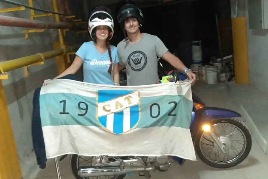 ORGULLOSOS. Solana y Santiago llegaron cansados, pero felices.