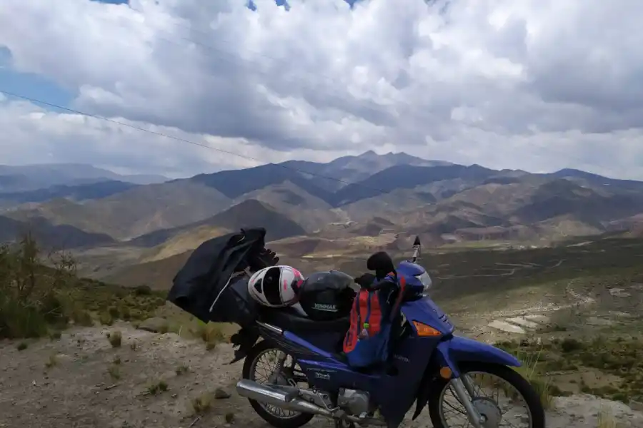 PAISAJE. La Honda Wave se bancó los 1.187 kilómetros. 