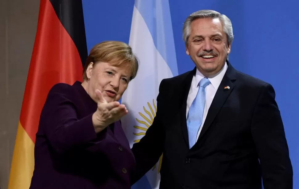DOS BANDERAS, DOS LÍDERES. Merkel saluda afablemente a Fernández durante el encuentro en la Cancillería. presidencia