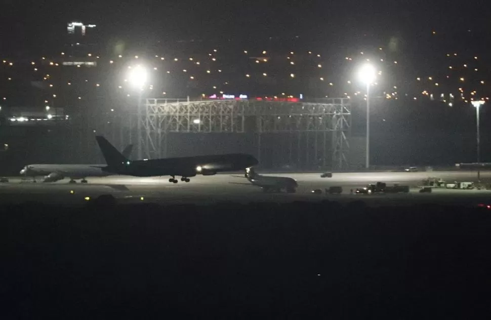 TRAS CUATRO HORAS VOLANDO EN CÍRCULOS. El Boeing 767-300 desciende sin inconvenientes, luego de haber agotado casi todo el combustible. reuters 