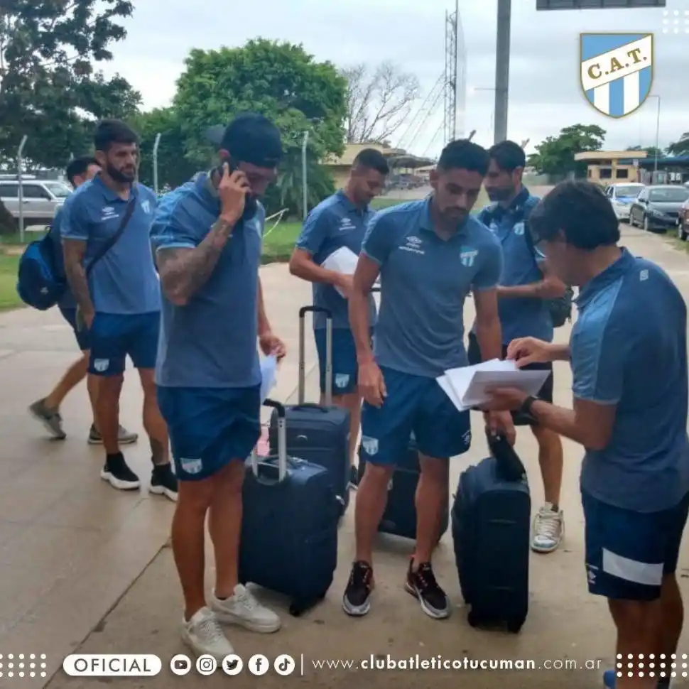RECIÉN LLEGADOS. Toledo, Cabral (con el teléfono), Carrera, Ortiz y Lucchetti, reciben las llaves de sus habitaciones del hotel en el aeropuerto de Santa Cruz. PRENSA CAT