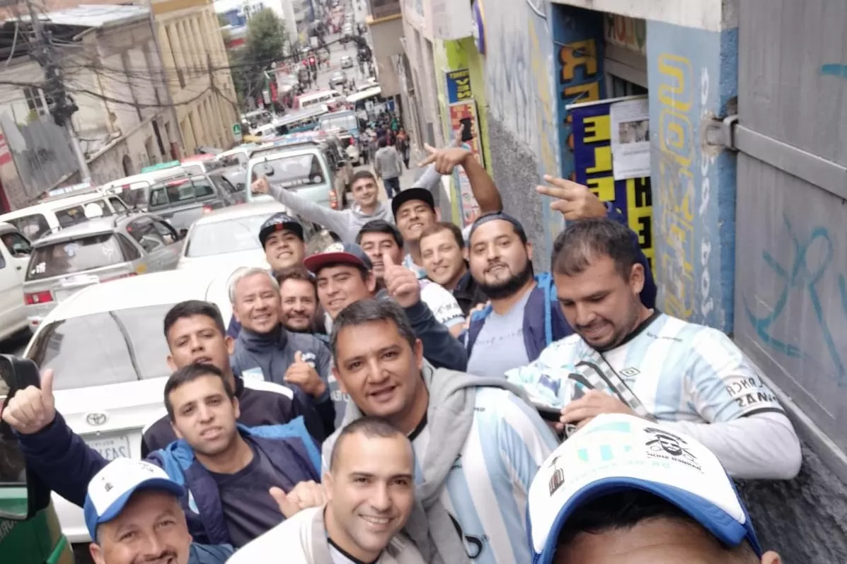 En las calles de La Paz retumba el aliento para el equipo de Zielinski