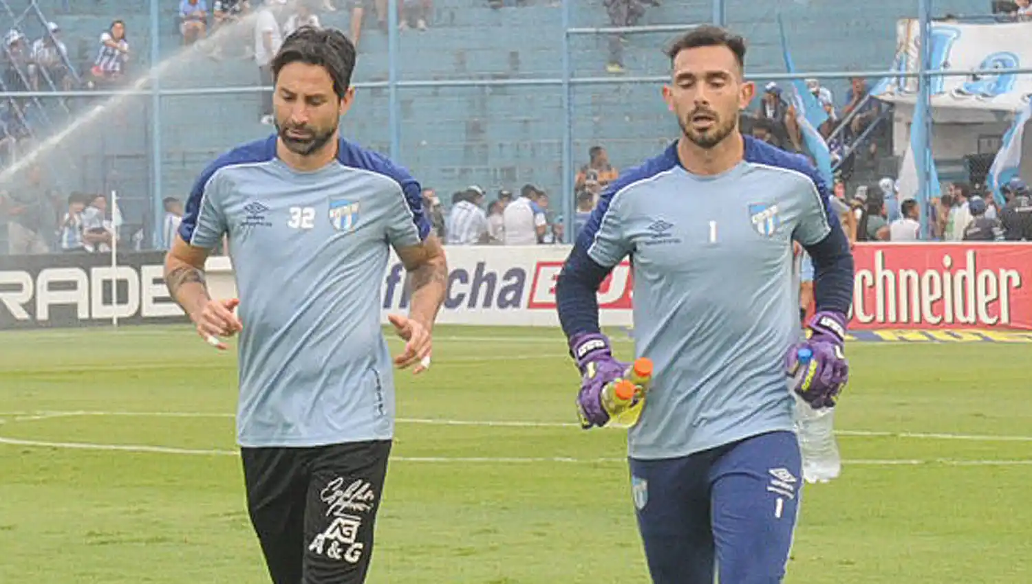 SIEMPRE JUNTOS. Lucchetti y Sánchez, en la entrada en calor antes del último partido del 