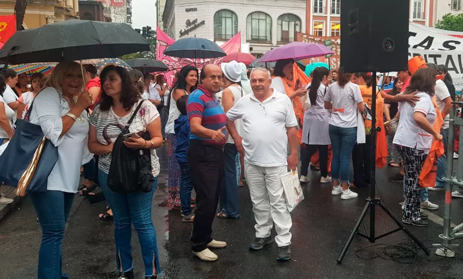 CONCENTRACIÓN. Los trabajadores de la salud marcharon hasta plaza Independencia.