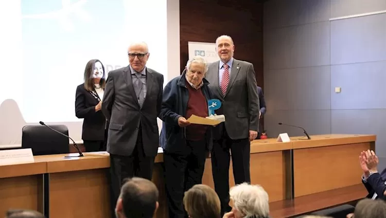 Mujica recibió un premio en Valencia por su humildad.