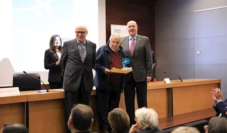 Mujica recibió un premio en Valencia por su humildad.
