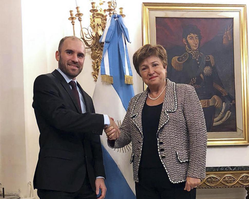 SALUDO. El ministro expuso la situación argentina ante la titular del Fondo, Kristalina Georgieva. telam