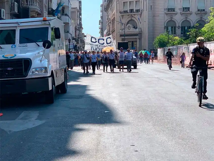La plaza Independencia, sitiada por cortes y manifestaciones