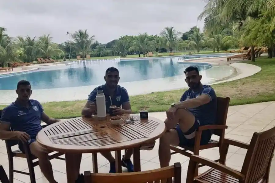 RELAJADOS. Risso Patrón, Pizzicannella y Sánchez, en el patio de la habitación en Bolivia. Lucchetti, estará en la tribuna. 