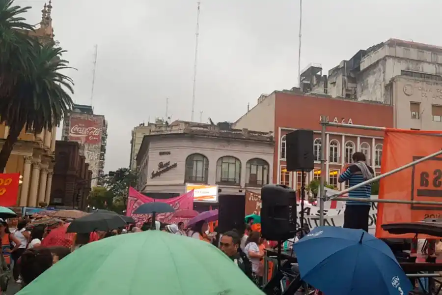 GRUPOS. Empleados judiciales, docentes y estatales se sumaron a la concentración.