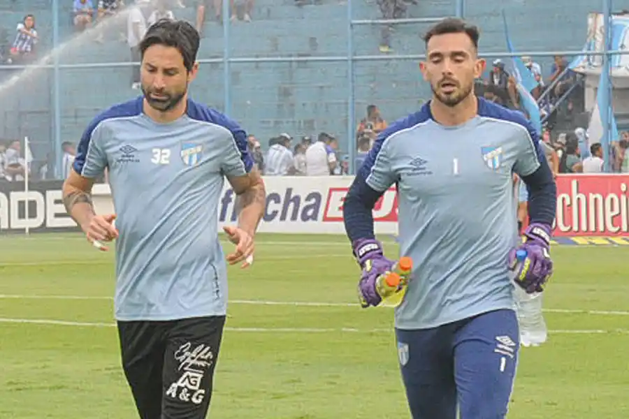 SIEMPRE JUNTOS. Lucchetti y Sánchez, en la entrada en calor antes del último partido del 