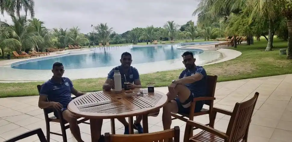 RELAJADOS. Risso Patrón, Pizzicannella y Sánchez, en el patio de la habitación en Bolivia. Lucchetti, estará en la tribuna. 