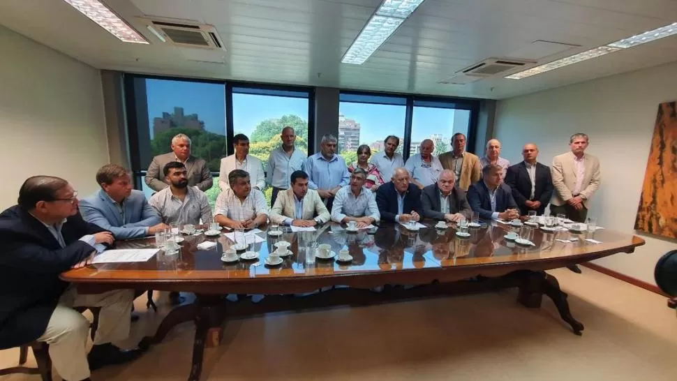 RECHAZO. Una veintena de legisladores y concejales de Vamos Tucumán rechazaron la postura del Gobierno.  