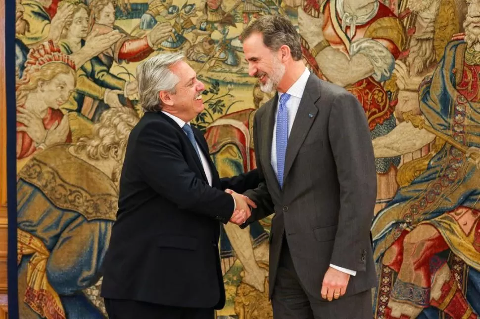 ENCUENTRO AMENO. El presidente Fernández fue recibido por el rey Felipe VI en el Palacio de la Zarzuela. reuters