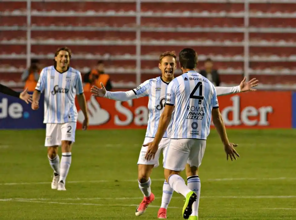 GRITO SAGRADO. Nicolás Romat ya convirtió, y festeja con Nery Leyes.