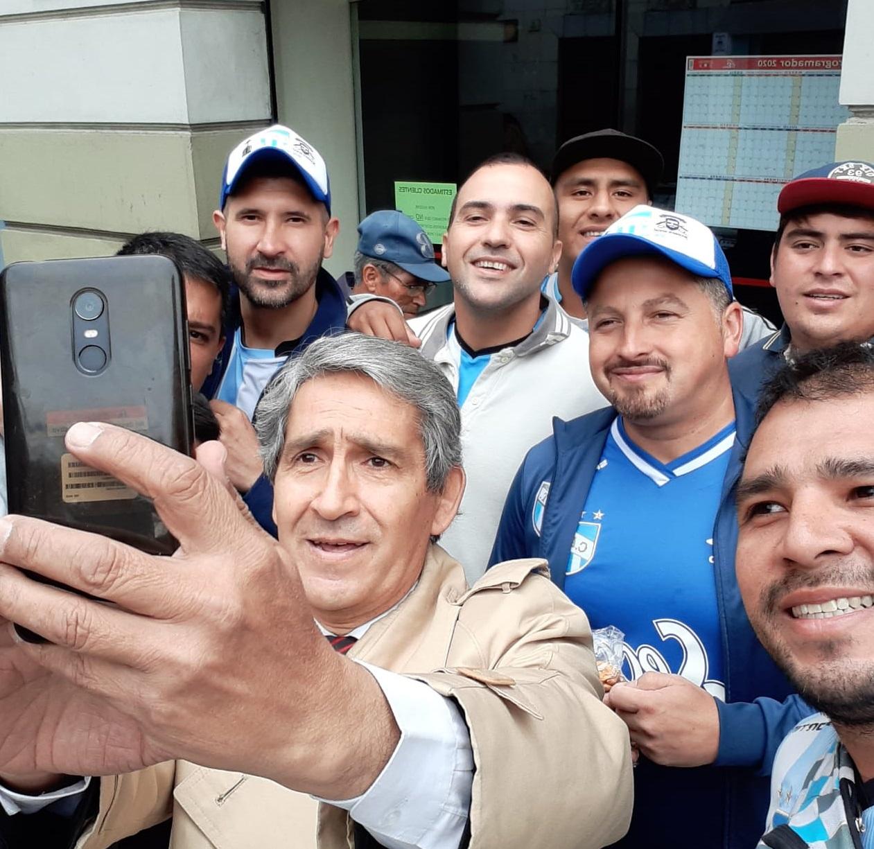 En las calles de La Paz retumba el aliento para el equipo de Zielinski