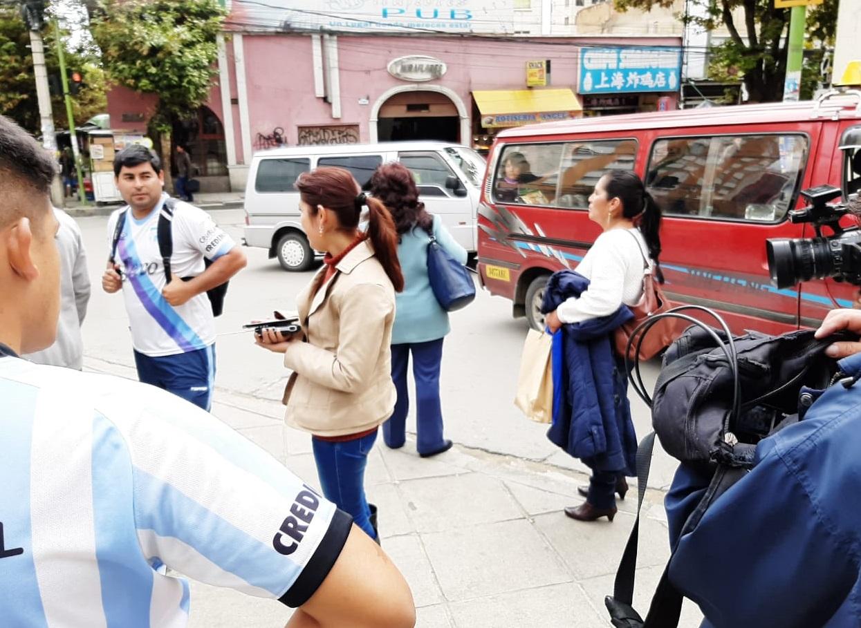 En las calles de La Paz retumba el aliento para el equipo de Zielinski