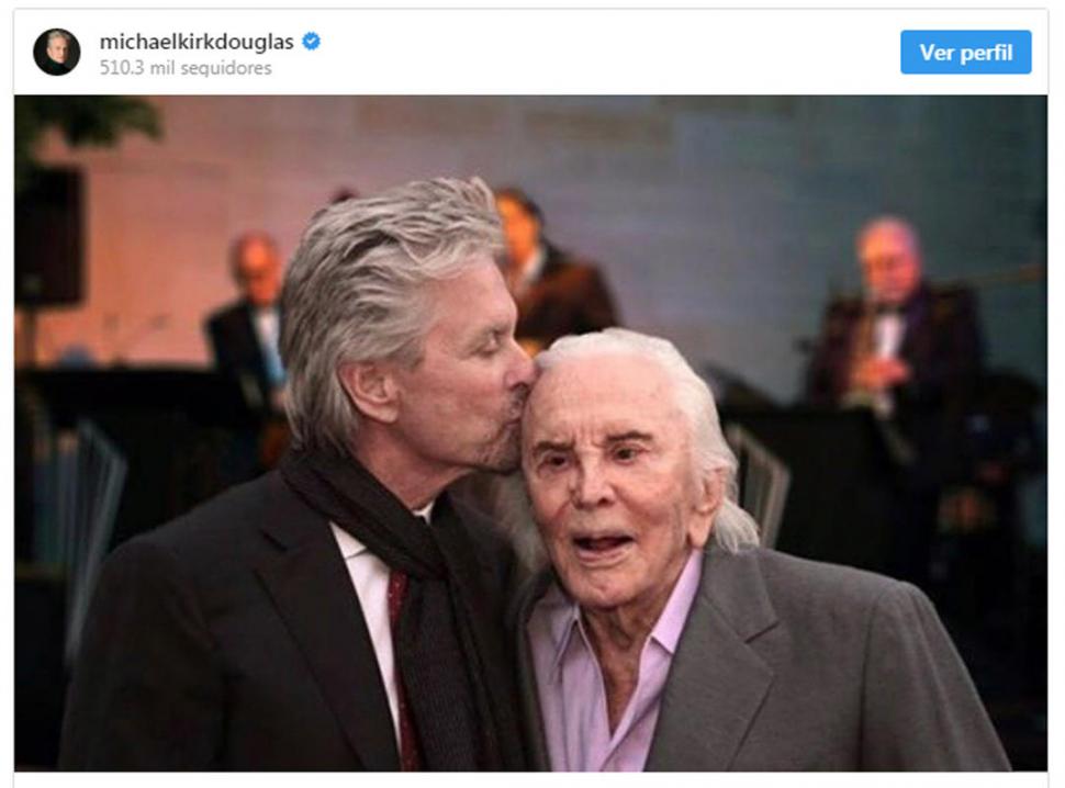 PADRE E HIJO. Michael besa a Kirk en su cumpleaños 103, el 9 de diciembre pasado.  