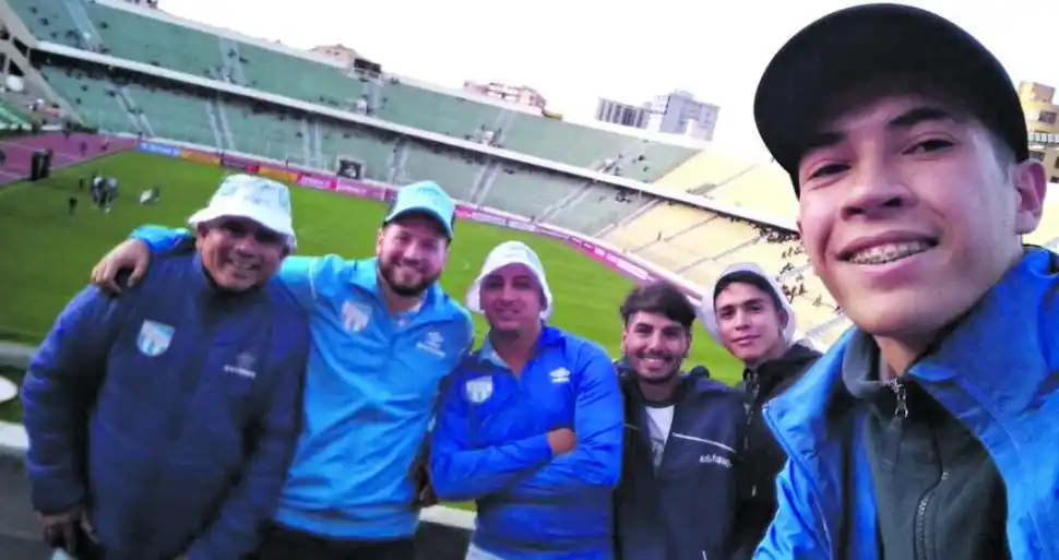 EN LA PREVIA. Mariano, Franco, Julián, Miguel, Francisco y Diego.